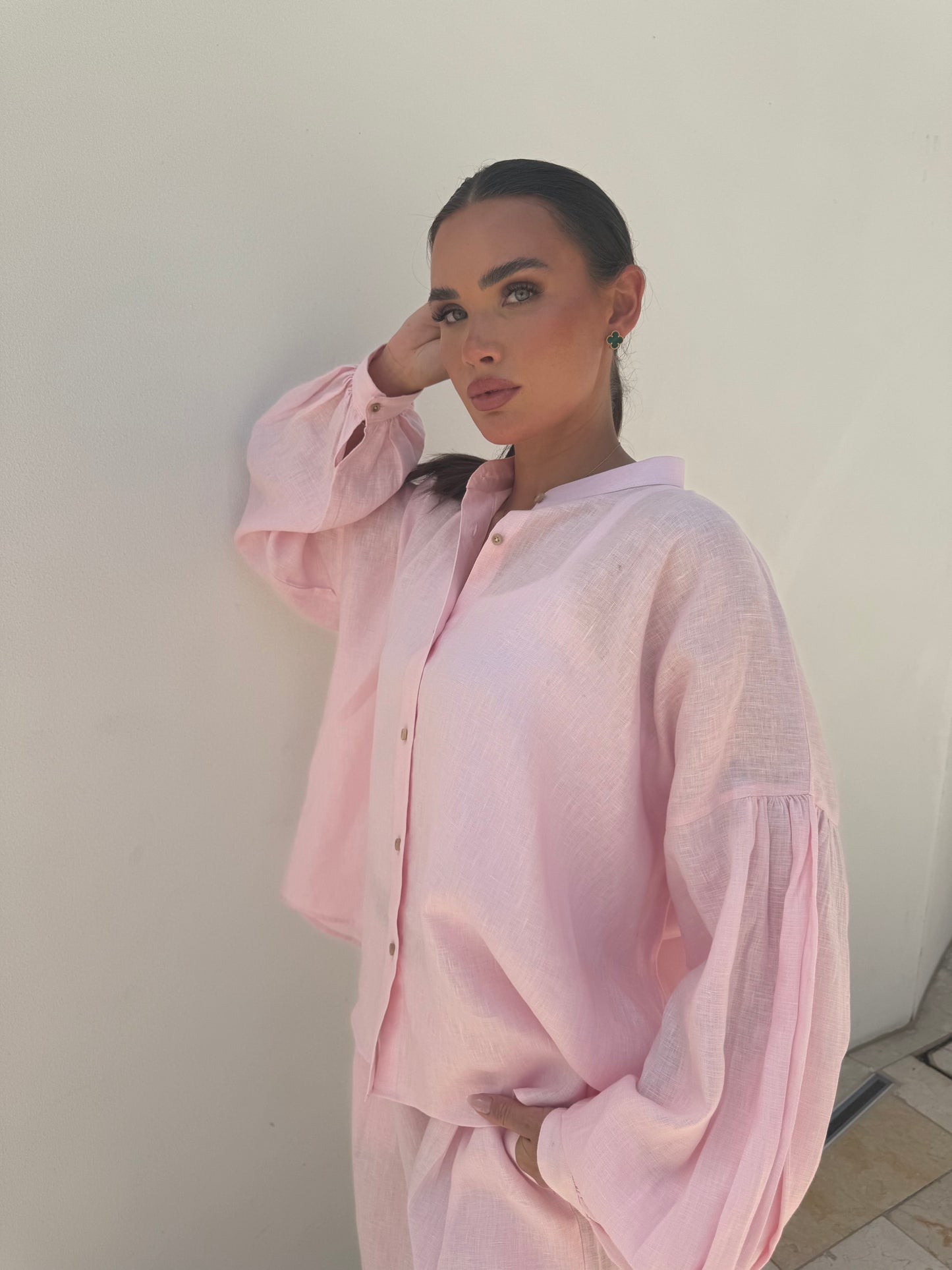 Loose fit linen shirt in soft pink, lightweight summer style – Belle Chose
