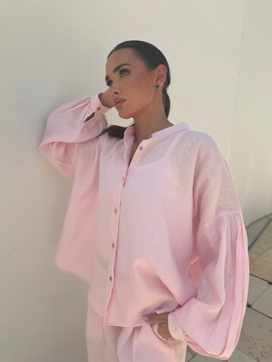 Woman wearing oversized pink linen button-up shirt with balloon sleeves – Belle Chose Rosée Linen Shirt