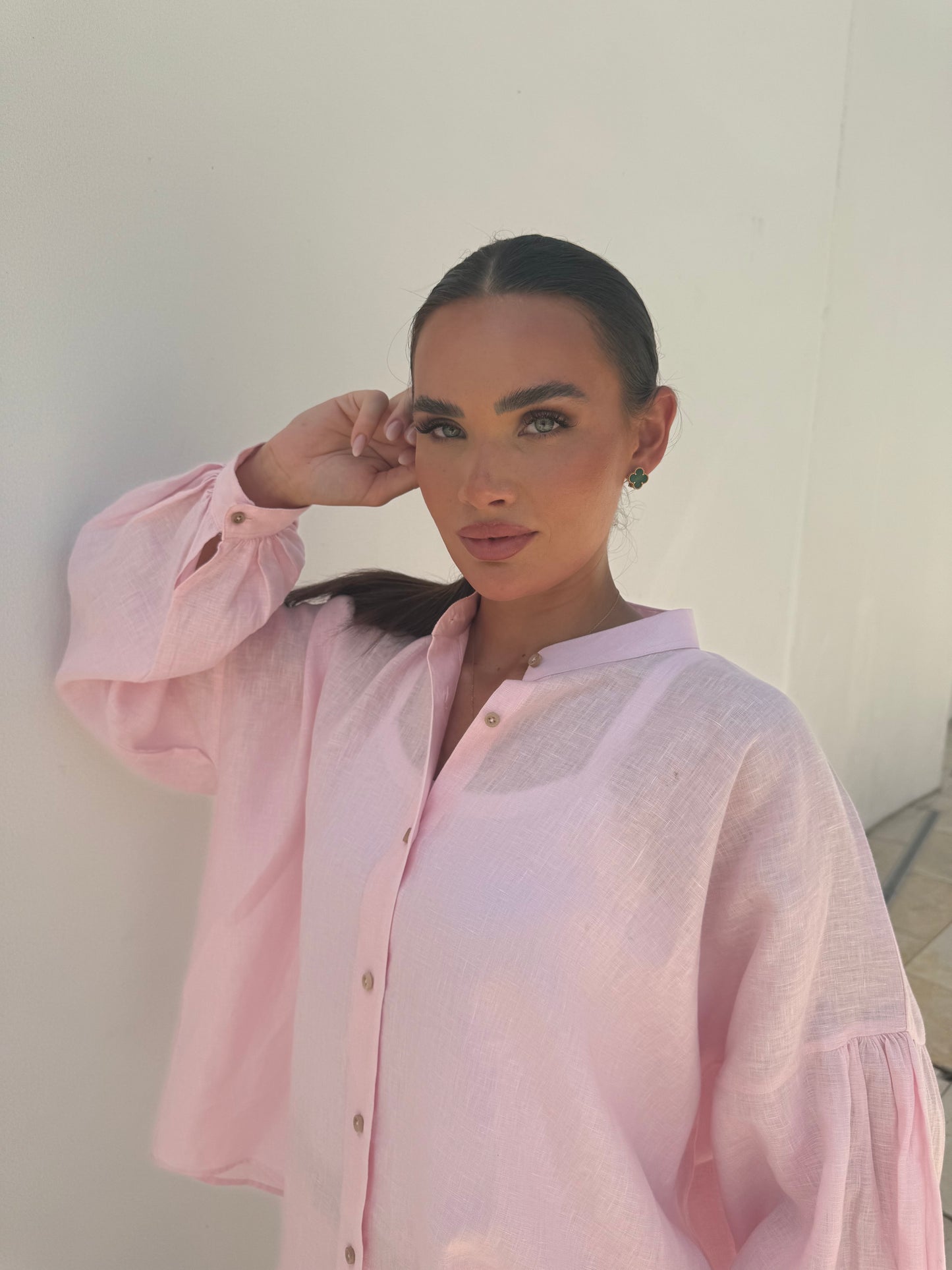 Elegant oversized linen shirt in blush pink with cuffed sleeves – Belle Chose