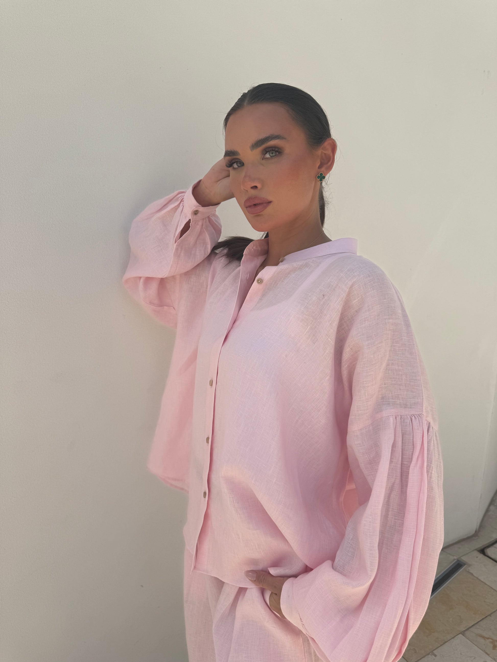 Loose fit linen shirt in soft pink, lightweight summer style – Belle Chose